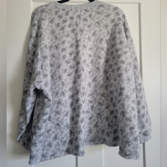 AERIE Oversized Grey Animal Print Sweatshirt sz M - Great Condition - Picture 2 of 6